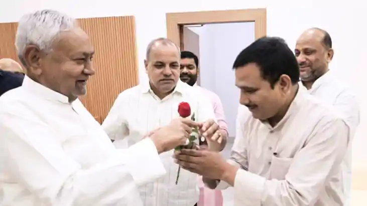 Bihar Politics : जदयू नेता अरविन्द निषाद ने मुख्यमंत्री आवास