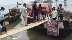 विक्रमशीला  पुल टूटने से हाहाकार: सांसद पप्पू यादव ने नवगछिया-भागलपुर के बीच शुरू कराई मुफ्त नाव सेवा