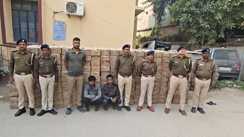 Bihar Crime News : बिहार में ट्रक पर लोड करोड़ों की विदेशी शराब पुलिस ने किया बरामद, मौके से दो तस्करों को किया गिरफ्तार 