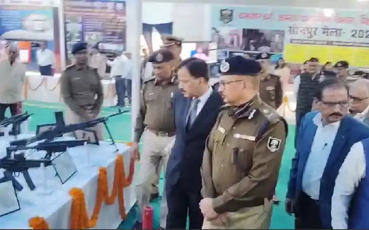 सोनपुर मेले में पहुंचे डीजीपी, बिहार पुलिस के स्टॉल का किया 