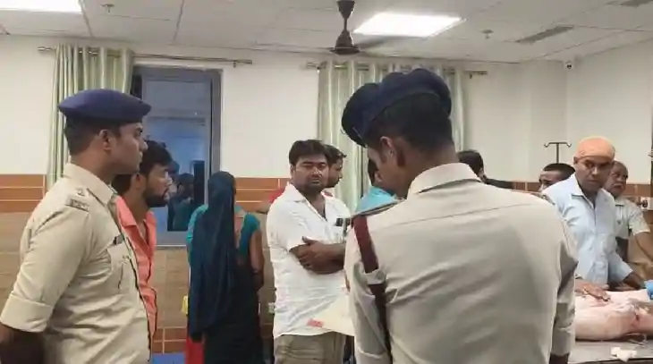 पटाखे के धमाके से उठी चिंगारी ने किया सिलेंडर ब्लास्ट, 9 लो पटाखे के धमाके से उठी चिंगारी ने किया सिलेंडर ब्लास्ट, 9 लो