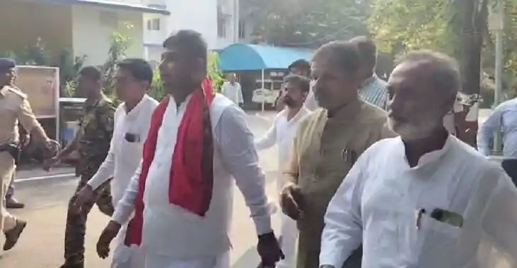 Bihar assembly election - एक मिनट की देरी से पहुंचे नीतीश सर Bihar assembly election - एक मिनट की देरी से पहुंचे नीतीश सर