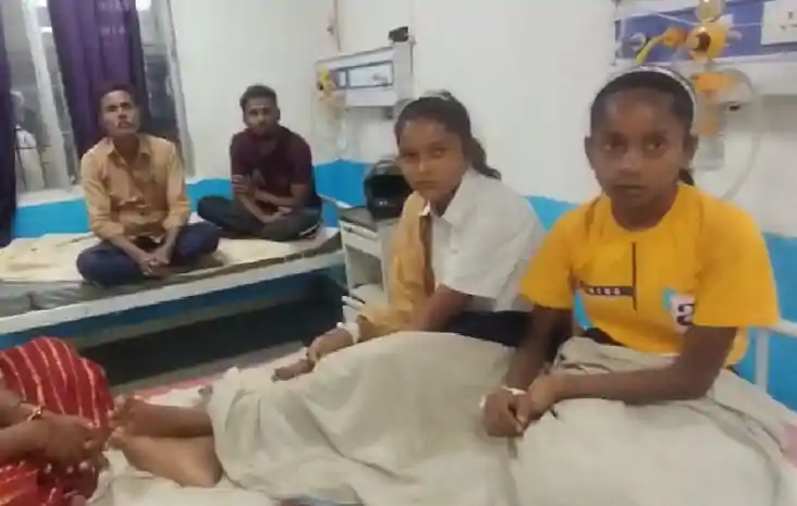 HPV वायरस का टीका लगते ही दर्जनों छात्राएं बेहोश, मचा हड़क HPV वायरस का टीका लगते ही दर्जनों छात्राएं बेहोश, मचा हड़क