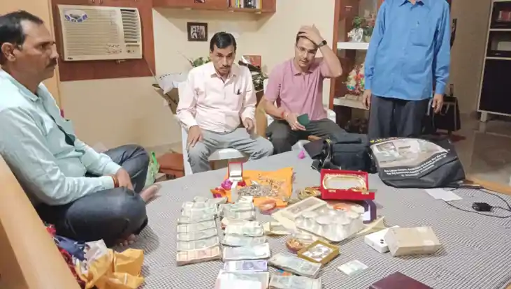 ग्रामीण कार्य विभाग के धन कुबेर अधीक्षण अभियंता पर आय से अधि ग्रामीण कार्य विभाग के धन कुबेर अधीक्षण अभियंता पर आय से अधि