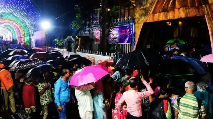 Kolkata Durga Puja Stampede: चोरबागान पूजा पंडाल में मची भगद