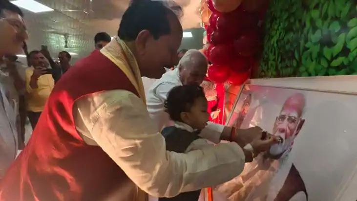 डिप्टी  सीएम विजय सिन्हा ने नाती के साथ मनाया पीएम मोदी का ज