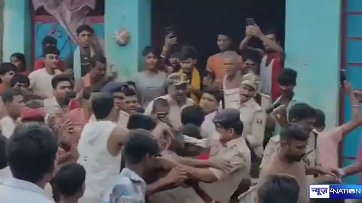 Police was chased and beaten in Bihar Police was chased and beaten in Bihar