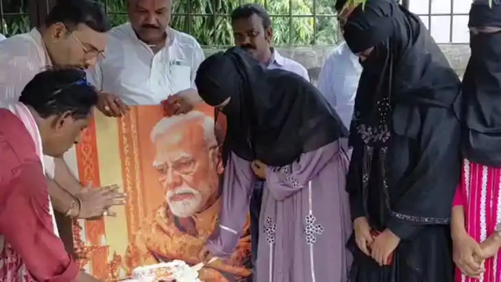 मुस्लिम महिलाओं ने अनूठे अंदाज में मनाया पीएम मोदी का जन्मदि