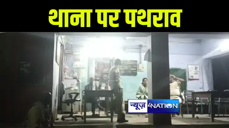पटना में छात्र की पीट-पीटकर हत्या के बाद ग्रामीणों ने किया ज पटना में छात्र की पीट-पीटकर हत्या के बाद ग्रामीणों ने किया ज