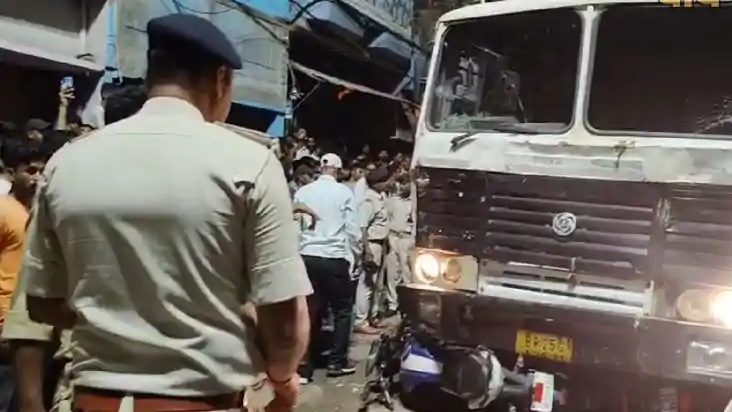 Bihar Accident - ब्रेक फेल होने से ट्रक हुआ बेकाबू, तीन बाइक Bihar Accident - ब्रेक फेल होने से ट्रक हुआ बेकाबू, तीन बाइक