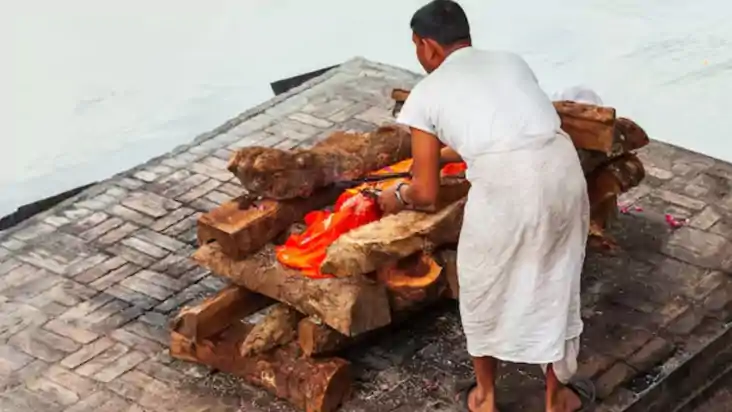 क्या सिर्फ बेटा ही दे सकता है मुखाग्नि? जानिए परंपरा के पीछे