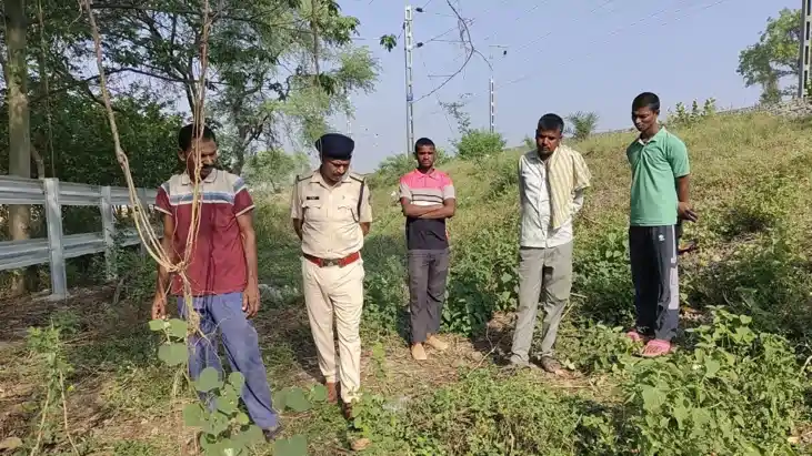 ट्रेन की चपेट में आए युवक 