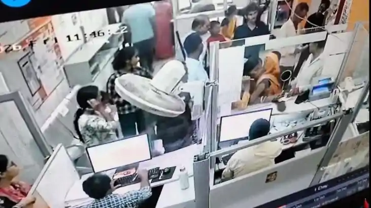 हो जाइए सावधान, पैसा निकालने के दौरान बैंक के अंदर भी आप हो 