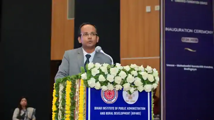डीएम रवि प्रकाश ने 1800 प्रशिक्षुओं को दिया प्रशासनिक मार्गद