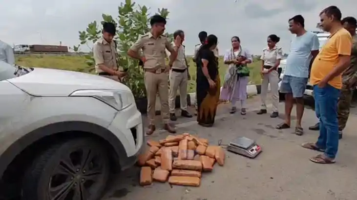 lady smuggler arrested with ganja