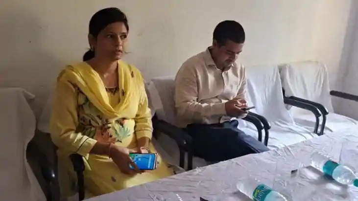 डीएम ने सहयोग शिविर का किया निरीक्षण, आवेदनों के त्वरित निष्