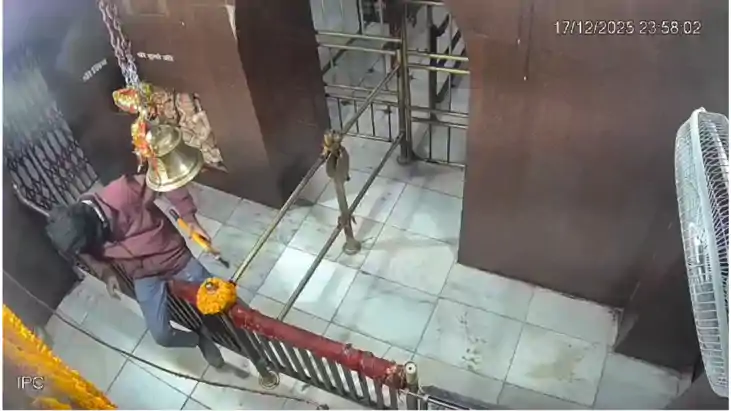 Bihar News : थावे मंदिर में चोरी के बाद मचा हड़कंप, मंत्री से