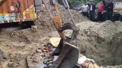 Bihar News : मुजफ्फरपुर में 60 लाख की शराब पर चला प्रशासन का बुलडोजर, 77 मामलों में जब्त आठ हज़ार लीटर स्टॉक नष्ट