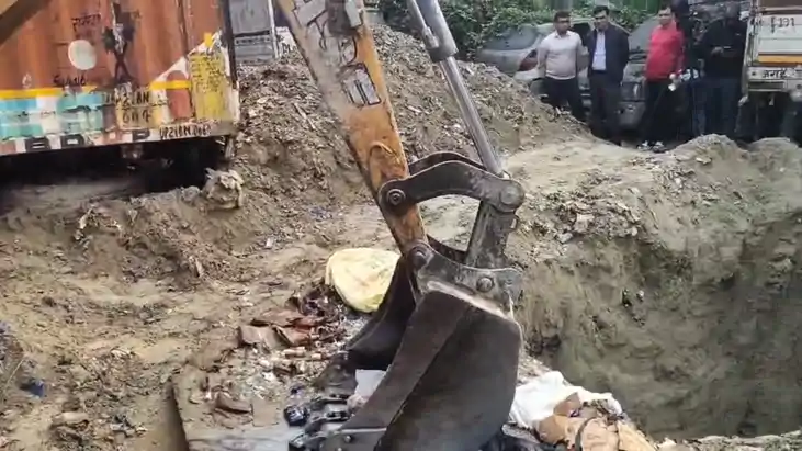 Bihar News : मुजफ्फरपुर में 60 लाख की शराब पर चला प्रशासन का