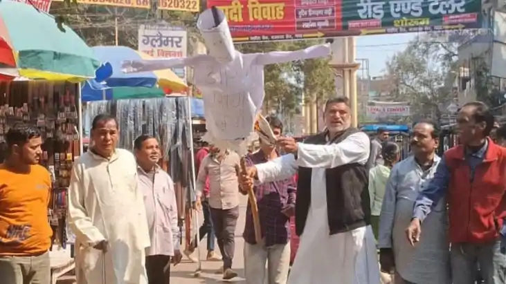 POLITICAL NEWS  - कांग्रेस ने रेल मंत्री का पुतला दहन कर की 