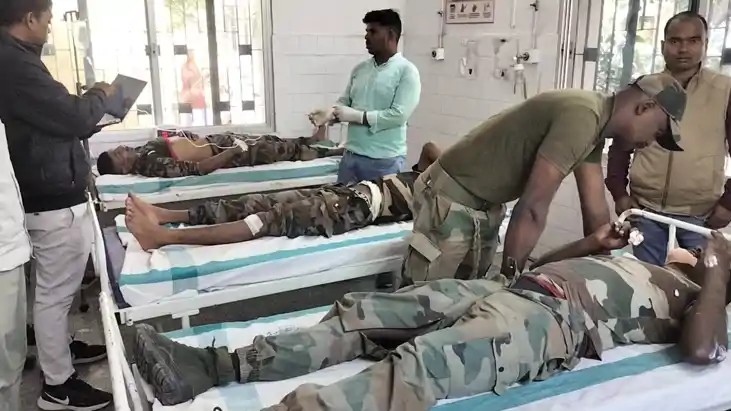 Bihar News : गया के बाराचट्टी में सेना की गाड़ी पलटी, चार जव