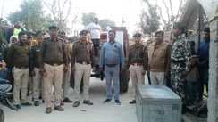 Bihar News : घर की कुर्की जप्ती करने पहुंची पुलिस तो भागे भागे पहुंचा अपराधी, 13 साल बाद किया सरेंडर, डकैती कांड में थी पुलिस को तलाश  