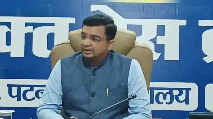 डीएम का सख्त निर्देश: साइबर अपराधियों और बैंक जालसाजों को चि