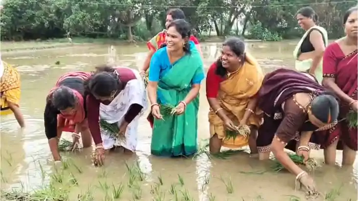 Bihar News : महाकार में विधायक दीपा मांझी ने खेत में उतरकर क