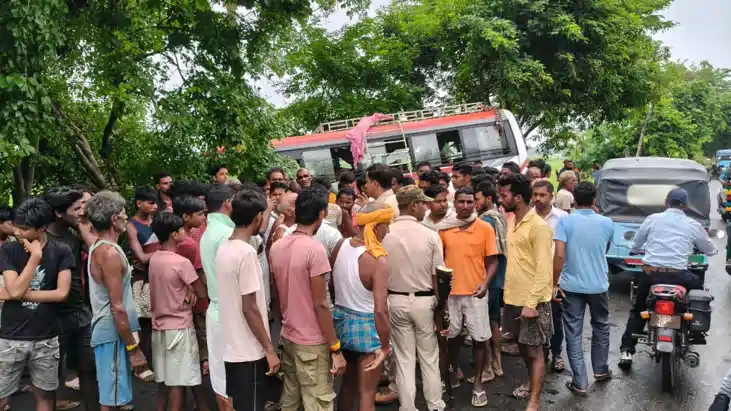 सुपौल में बड़ा हादसा टला: अनियंत्रित होकर पेड़ से टकराई यात्