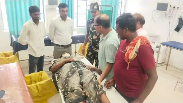 Bihar News : कैमूर में अधौरा पहाड़ी पर सवारी पिकअप का टायर फ