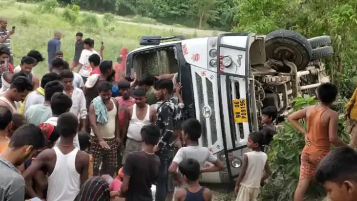 मोतीहारी में रफ्तार का कहर अनियन्त्रित होकर बस पलटी,डेढ़ दर्ज मोतीहारी में रफ्तार का कहर अनियन्त्रित होकर बस पलटी,डेढ़ दर्ज
