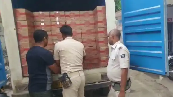 bihar Crime - देवघर से डाक पार्सल से भेजी लाखों की शराब की bihar Crime - देवघर से डाक पार्सल से भेजी लाखों की शराब की
