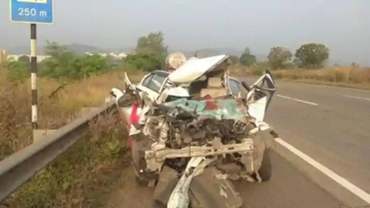 Road accident - हाइवे पर तेज रफ्तार सेडान और पिकअप की भिड़ंत Road accident - हाइवे पर तेज रफ्तार सेडान और पिकअप की भिड़ंत
