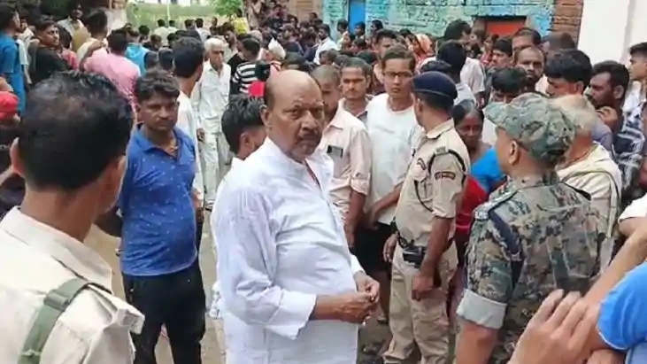 Bihar Crime - ई-रिक्शा चालक को बदमाशों ने पीट-पीटकर मार डाला Bihar Crime - ई-रिक्शा चालक को बदमाशों ने पीट-पीटकर मार डाला