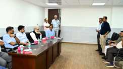 Bihar News : पीएमसीएच के नए भवन की व्यवस्थाओं को परखने पहुंचे हेल्थ सेक्रेटरी कुमार रवि, कहा— 'मरीजों की सुविधा के लिए परिसर में लगें संकेतक बोर्ड'