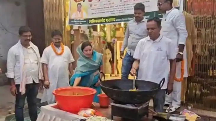 Bihar News : ज्वेलरी दुकानदार ने खोला चाय पकौड़े का स्टॉल, कह