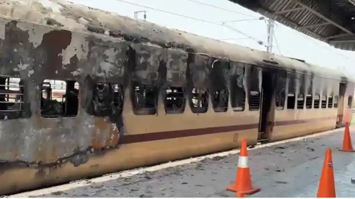 Fire in Train : सासाराम स्टेशन पर पटना पैसेंजर ट्रेन में लगी