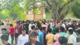 Bihar News : मोतिहारी में बकाया पैसा मांगने पर गोला व्यवसायी ने की किसान की बेरहमी से पिटाई, इलाज के दौरान हुई मौत, परिजनों ने जमकर काटा बवाल 