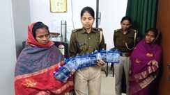 Bihar News : शराब तस्करी का अनोखा तरीका देखकर हैरान रह गयी पुलिस, शरीर में शराब बांधकर ला रही दो महिला तस्करों को किया गिरफ्तार