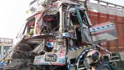 Bihar Road Accident : भोजपुर में दो ट्रकों के बीच हुई भीषण टक्कर, बाल-बाल बचे ड्राईवर और खलासी, इलाके में मची अफरा-तफरी 