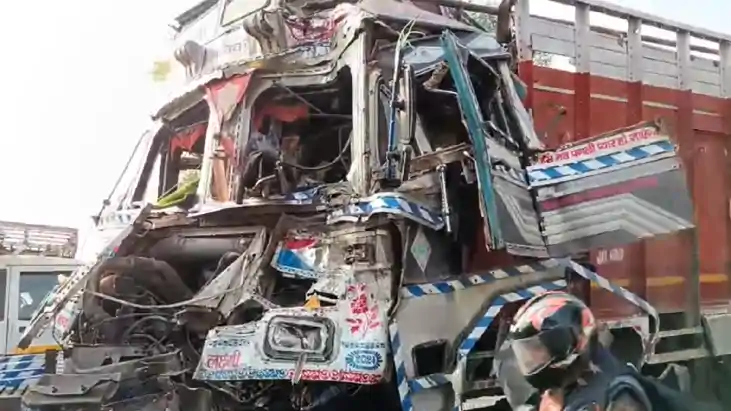 Bihar Road Accident : भोजपुर में दो ट्रकों के बीच हुई भीषण ट