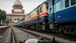 supreme court news - गलत ट्रेन में चढ़ने और उतरने के दौरान युवक की  हुई मौत, सुप्रीम कोर्ट का आदेश - रेलवे का देना होगा मुआवजा