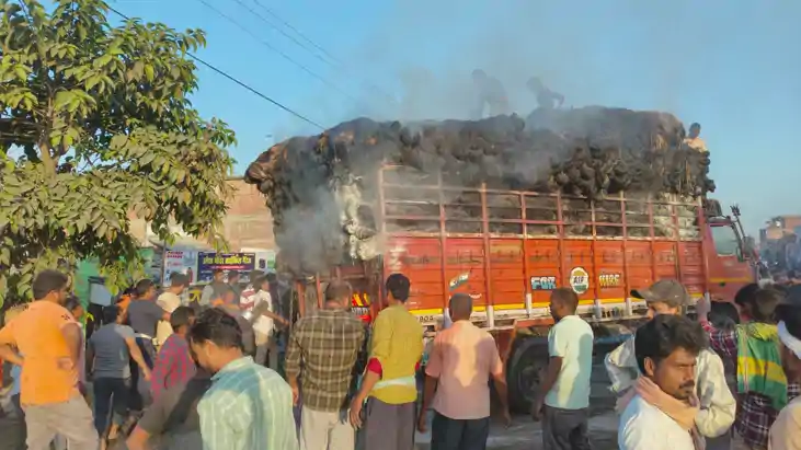 एनएच 27 पर पटुआ लदे ट्रक में आग लगने से मची अफरा तफरी, एक पक