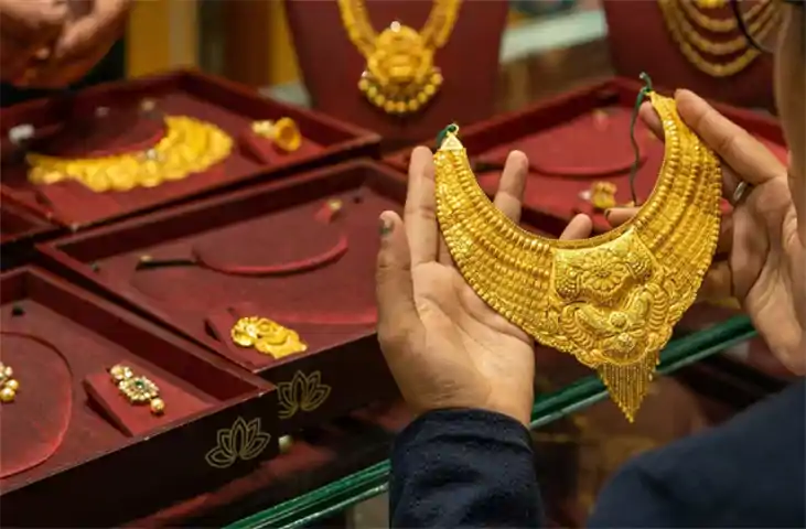 सोने की कीमतों ने तोड़ा रिकॉर्ड, पतियों के लिए करवा चौथ का त