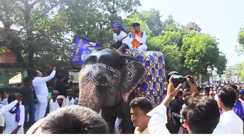 Bihar Election : हाथी पर सवार होकर शाही अंदाज में नामांकन करने पहुँचे बीएसपी प्रत्याशी धीरज सिंह, सीएम नीतीश के मंत्री पर साधा निशाना, बोले “हूटर वाले मंत्री ने नहीं किया कोई विकास”
