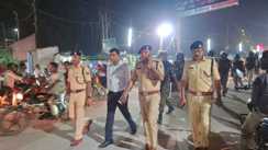सुपौल में दुर्गा पूजा को शांतिपूर्ण संपन्न कराने के लिए पुलिस-प्रशासन पूरी तरह मुस्तैद: अधिकारियों के नेतृत्व में शहर में निकाला गया फ्लैग मार्च