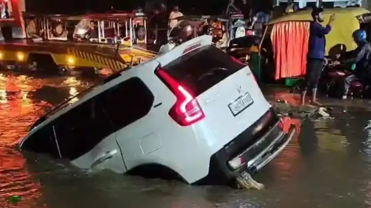 रांची में लगातार बारिश से हालात बिगड़े, सड़क पर बने गड्ढे में