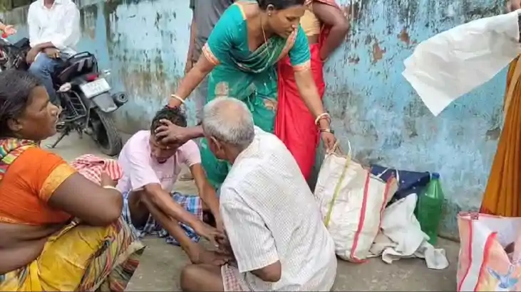 Bihar News : बिहार में सरकारी अस्पताल के परिसर में परिजन करा