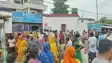 कंपाउंडर की संदिग्ध मौत पर हंगामा: डॉक्टर के निजी क्लिनिक में तोड़फोड़, परिजनों ने शव रखकर किया प्रदर्शन