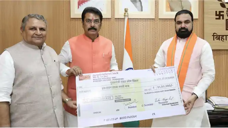 बाढ़ पीड़ितों की मदद के लिए आगे आई भाजपा: मुख्यमंत्री राहत कोष में दिए 51 लाख रुपये, सांसद नितिन नवीन ने दान किया तीन महीने का वेतन